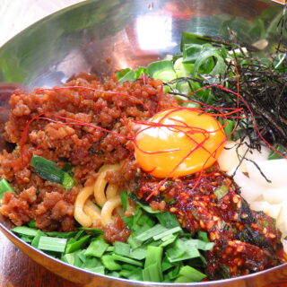鉄板酒場サッソクでは、生麺を使用…