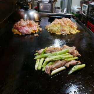 🐓せせりの塩焼き 鉄板酒場サッソクのおすすめは、ジューシーな…