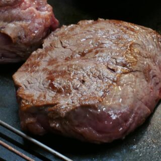 鉄板酒場サッソクでは、こだわり抜いた肉料理を鉄板でじっくり…