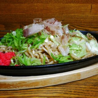 もちもち生麺の焼きそば 鉄板で香…