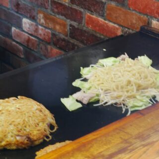 目の前で焼き上げる鉄板料理の臨場…