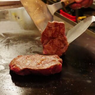 肉好きさん大集合〜！🥩 鉄板酒場サッソクでは、 厳選和牛を使用…