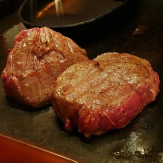 食通も唸る、こだわりの肉料理。 サッソクでは、厳選和牛の炙り…
